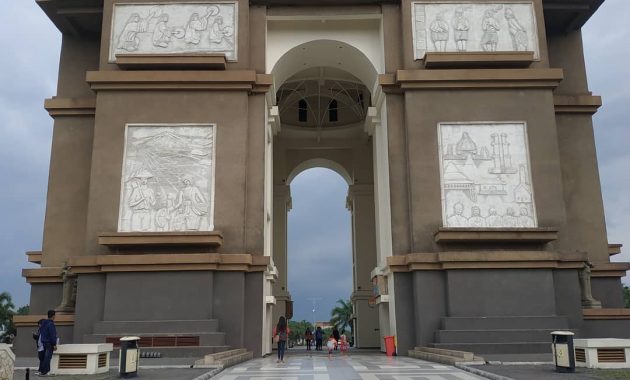 Kawasan Monumen Simpang Lima Gumul Kediri