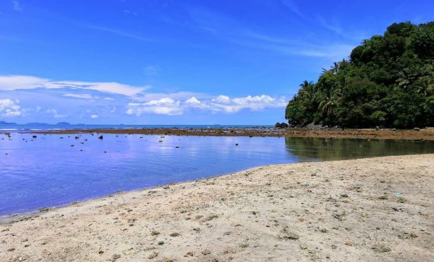 Jalan Menuju Pantai Air Manis Di Padang