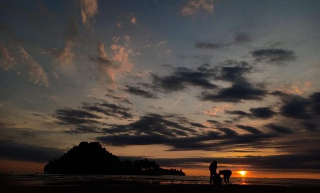 Matahari Terbenam Pantai Air Manis Padang