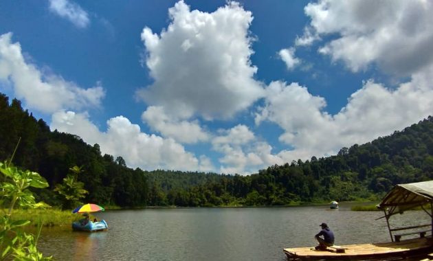 Pemandangan Danau Situ Gunung Suspension Bridge