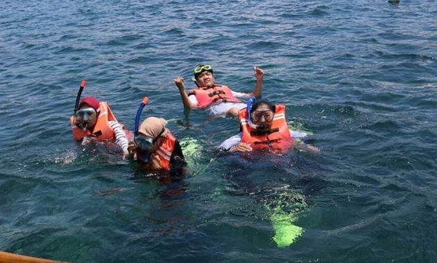 Snorkeling Wisata Pantai Pasir Putih Lampung
