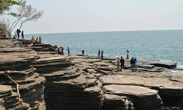 Tiket Masuk Pantai Batu Lapis Lampung