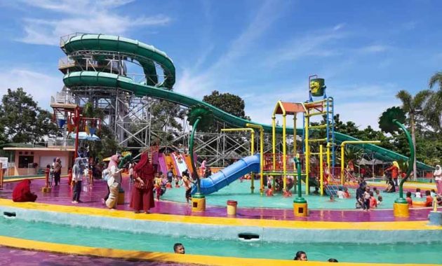 Waterboom Taman Wisata Lembah Hijau Lampung