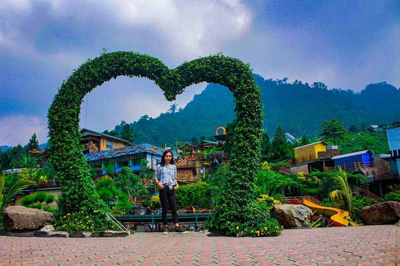 10 Gambar Villa Khayangan Jonggol, Tiket Masuk, Spot Foto