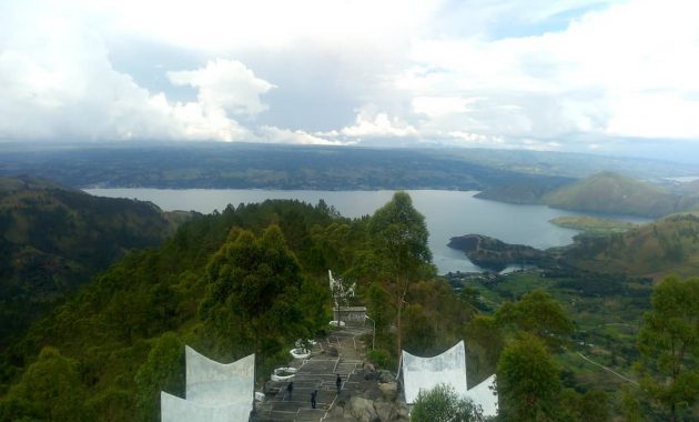 Spot Foto Menara Pandang Tele Samosir